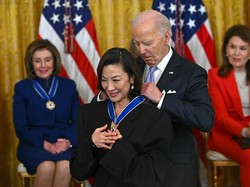 Michelle Yeoh Dapat Penghargaan Tertinggi Warga Sipil AS!