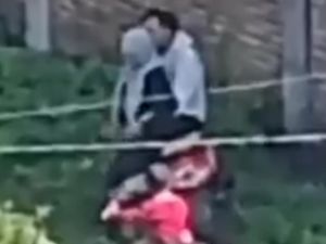 Petugas Buru Sejoli Mesum di Taman Probolinggo Petugas Buru Sejoli Mesum di Taman Probolinggo
