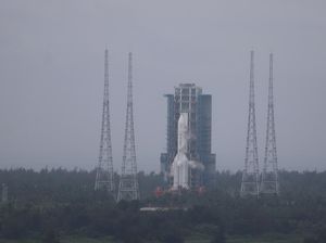 China Luncurkan Misi Antariksa ke Sisi Terjauh Bulan China Luncurkan Misi Antariksa ke Sisi Terjauh Bulan