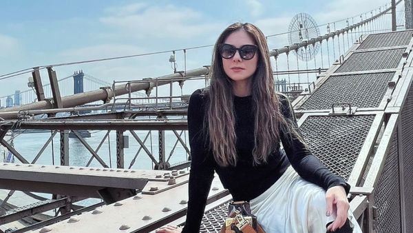 7 Potret Wulan Guritno Liburan ke New York, Tampil Cantik Bergaya Bak ABG