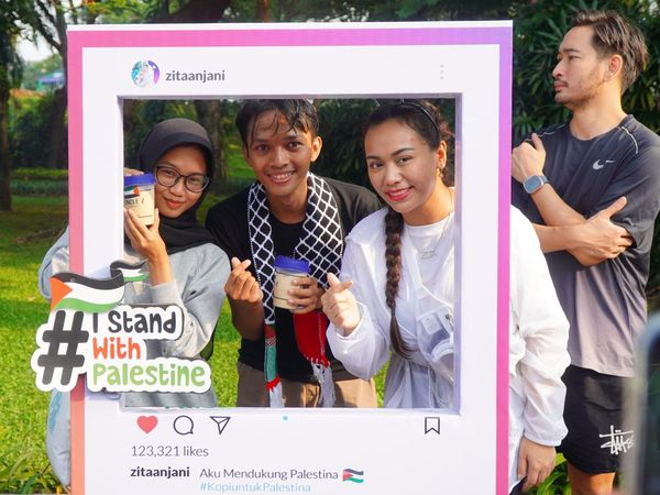 Aksi Bagi-bagi Kopi Gratis Ajak Warga Dukung Palestina