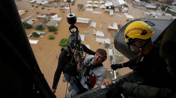 Aksi Penyelamatan Dramatis Korban Banjir di Brasil