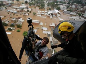 Aksi Penyelamatan Dramatis Korban Banjir di Brasil