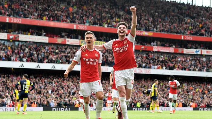 LONDON, ENGLAND - MAY 04: Leandro Trossard of Arsenal celebrates scoring his teams second goal with teammate Declan Rice during the Premier League match between Arsenal FC and AFC Bournemouth at Emirates Stadium on May 04, 2024 in London, England. (Photo by Stuart MacFarlane/Arsenal FC via Getty Images)
