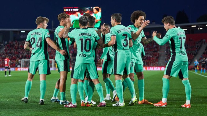 MALLORCA, SPAIN - MAY 04: Rodrigo Riquelme of Atletico Madrid celebrates scoring his team´s first goal with teammates during the LaLiga EA Sports match between RCD Mallorca and Atletico Madrid at Estadi de Son Moix on May 04, 2024 in Mallorca, Spain. (Photo by Rafa Babot/Getty Images)