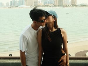 Gaya Pratama Arhan & Azizah Salsha Pamer Kemesraan di Qatar, Pose Peluk-Cium