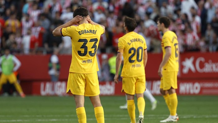 Barcelona players react after Gironas Portu scored his sides third goal during the Spanish La Liga soccer match between Girona and Barcelona, at the Montilivi stadium in Girona, Spain, Saturday, May 4, 2024. (AP Photo/Joan Monfort)