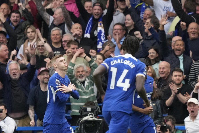 Chelseas Cole Palmer, left, celebrates after scoring his sides opening goal during the English Premier League soccer match between Chelsea and West Ham United at Stamford Bridge stadium in London, England, Sunday, May 5, 2024. (AP Photo/Frank Augstein)