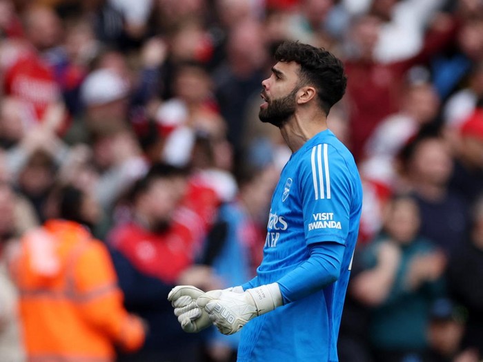Soccer Football - Premier League - Arsenal v AFC Bournemouth - Emirates Stadium, London, Britain - May 4, 2024 Arsenal's David Raya celebrates after Leandro Trossard scores their second goal Action Images via Reuters/Paul Childs NO USE WITH UNAUTHORIZED AUDIO, VIDEO, DATA, FIXTURE LISTS, CLUB/LEAGUE LOGOS OR 'LIVE' SERVICES. ONLINE IN-MATCH USE LIMITED TO 45 IMAGES, NO VIDEO EMULATION. NO USE IN BETTING, GAMES OR SINGLE CLUB/LEAGUE/PLAYER PUBLICATIONS.