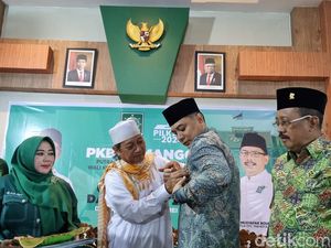 Berbatik Hijau, Eri-Armuji Daftar Bacawali Surabaya ke PKB