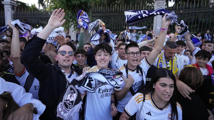 Euforia Suporter Real Madrid Rayakan Juara LaLiga Real Madrid supporters celebrate in Cibeles Square in Madrid after their team clinched the La Liga title, Saturday, May 4, 2024. Real, who had won earlier in the day, clinched the title after Barcelona failed to beat Girona. (AP Photo/Manu Fernandez)