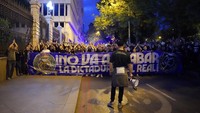 Real Madrid, yang hanya kalah sekali di liga musim ini, mengalahkan tim papan bawah Cadiz pada Sabtu pagi. Mereka unggul 13 poin atas tim peringkat kedua Girona sementara Barcelona turun ke peringkat ketiga dengan empat pertandingan tersisa. REUTERS/Ana Beltran
