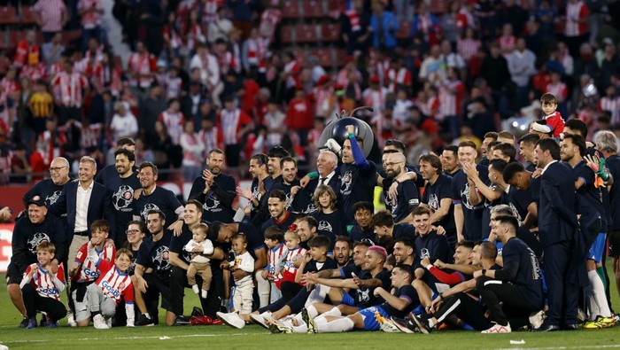 Soccer Football - LaLiga - Girona v FC Barcelona - Estadi Montilivi, Girona, Spain - May 4, 2024 Girona players and coaching staff pose for a picture after winning the match and qualifying for next seasons Champions League REUTERS/Albert Gea