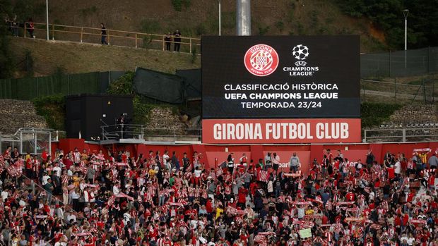 Soccer Football - LaLiga - Girona v FC Barcelona - Estadi Montilivi, Girona, Spain - May 4, 2024 Girona players and coaching staff pose for a picture after winning the match and qualifying for next season's Champions League REUTERS/Albert Gea