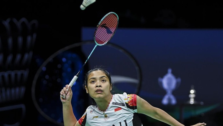 Final Uber Cup 2024 antara Indonesia vs China berlangsung di Hi Tech Sports Zone Center, Chengdu, pada Minggu (5/5). Partai pertama memainkan laga antara Gregoria Mariska Tunjung, yang menantang juara Olimpiade sekaligus pemain nomor 2 dunia Chen Yufei. Sayang sekali, Gregoria tak mampu memberikan perlawanan sengit dan menyerah dengan skor 7-21, 16-21 untuk memberi keunggulan China 1-0.