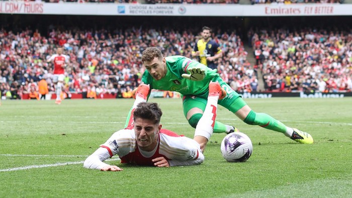 LONDON, ENGLAND - MAY 4: Bournemouth goalkeeper Mark Travers fouls Kai Havertz of Arsenal to give away a penalty  during the Premier League match between Arsenal FC and AFC Bournemouth at Emirates Stadium on May 4, 2024 in London, England.(Photo by Mark Leech/Offside/Offside via Getty Images)
