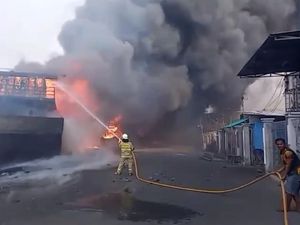 Penampakan 3 Kapal Nelayan Terbakar di Dermaga Barat Jakut