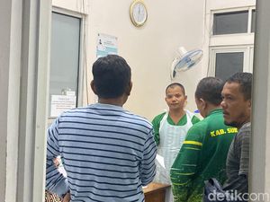 Tangis Keluarga Pecah Usai Pelajar SMP Tewas gegara Duel di Sukabumi Tangis Keluarga Pecah Usai Pelajar SMP Tewas gegara Duel di Sukabumi