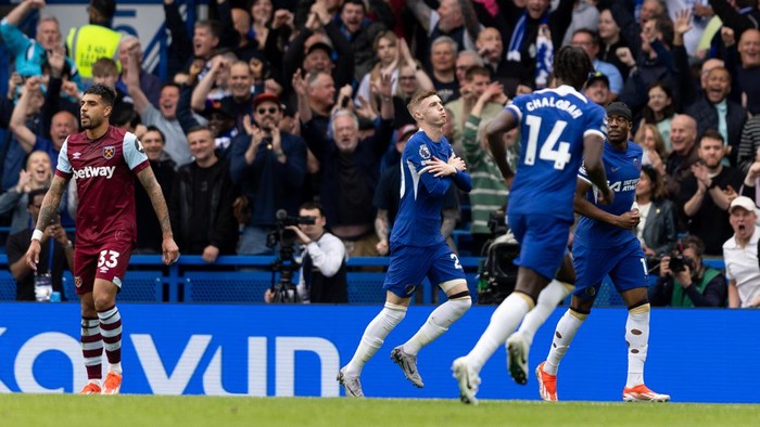 LONDON, ENGLAND - MAY 5: Cole Palmer of Chelsea celebrates after scoring his sides first goal during the Premier League match between Chelsea FC and West Ham United at Stamford Bridge on May 5, 2024 in London, England.(Photo by Gaspafotos/MB Media/Getty Images)