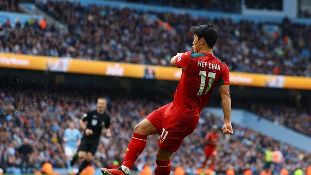 Soccer Football - Premier League - Manchester City v Wolverhampton Wanderers - Etihad Stadium, Manchester, Britain - May 4, 2024  Wolverhampton Wanderers' Hwang Hee-chan scores their first goal REUTERS/Molly Darlington NO USE WITH UNAUTHORIZED AUDIO, VIDEO, DATA, FIXTURE LISTS, CLUB/LEAGUE LOGOS OR 'LIVE' SERVICES. ONLINE IN-MATCH USE LIMITED TO 45 IMAGES, NO VIDEO EMULATION. NO USE IN BETTING, GAMES OR SINGLE CLUB/LEAGUE/PLAYER PUBLICATIONS.