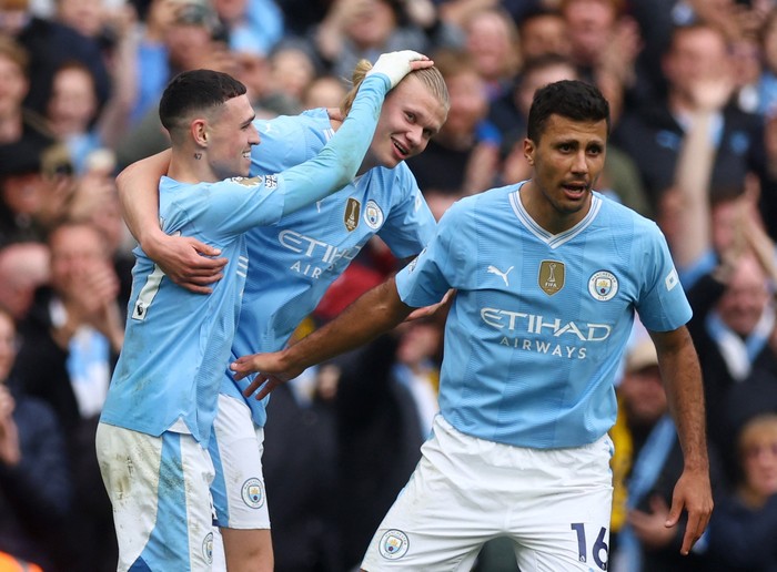 Soccer Football - Premier League - Manchester City v Wolverhampton Wanderers - Etihad Stadium, Manchester, Britain - May 4, 2024  Manchester Citys Erling Braut Haaland celebrates scoring their fourth goal with Rodri and Phil Foden Action Images via Reuters/Lee Smith NO USE WITH UNAUTHORIZED AUDIO, VIDEO, DATA, FIXTURE LISTS, CLUB/LEAGUE LOGOS OR LIVE SERVICES. ONLINE IN-MATCH USE LIMITED TO 45 IMAGES, NO VIDEO EMULATION. NO USE IN BETTING, GAMES OR SINGLE CLUB/LEAGUE/PLAYER PUBLICATIONS.