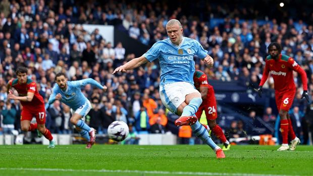 Soccer Football - Premier League - Manchester City v Wolverhampton Wanderers - Etihad Stadium, Manchester, Britain - May 4, 2024  Manchester City's Erling Braut Haaland scores their first goal from the penalty spot REUTERS/Molly Darlington NO USE WITH UNAUTHORIZED AUDIO, VIDEO, DATA, FIXTURE LISTS, CLUB/LEAGUE LOGOS OR 'LIVE' SERVICES. ONLINE IN-MATCH USE LIMITED TO 45 IMAGES, NO VIDEO EMULATION. NO USE IN BETTING, GAMES OR SINGLE CLUB/LEAGUE/PLAYER PUBLICATIONS.