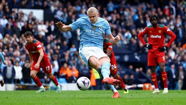Soccer Football - Premier League - Manchester City v Wolverhampton Wanderers - Etihad Stadium, Manchester, Britain - May 4, 2024  Manchester City's Erling Braut Haaland scores their third goal from the penalty spot REUTERS/Molly Darlington NO USE WITH UNAUTHORIZED AUDIO, VIDEO, DATA, FIXTURE LISTS, CLUB/LEAGUE LOGOS OR 'LIVE' SERVICES. ONLINE IN-MATCH USE LIMITED TO 45 IMAGES, NO VIDEO EMULATION. NO USE IN BETTING, GAMES OR SINGLE CLUB/LEAGUE/PLAYER PUBLICATIONS.