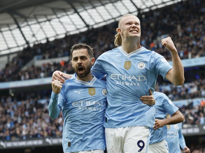 Manchester City's Erling Haaland, right, celebrates with Bernardo Silva after scoring his side's opening goal during the English Premier League soccer match between Manchester City and Wolverhampton Wanderers at the Etihad Stadium in Manchester, England, Saturday, May 4, 2024. (Richard Sellers/PA via AP)