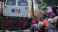 Potret Pasar Ekstrem Surabaya yang Dekat Rel Kereta Api