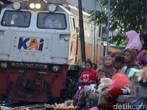 Potret Pasar Ekstrem Surabaya yang Dekat Rel Kereta Api Potret Pasar Ekstrem Surabaya yang Dekat Rel Kereta Api