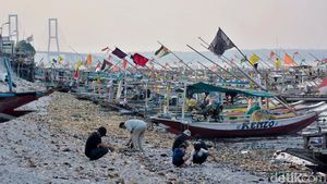Menikmati Akhir Pekan di Pantai Kenjeran