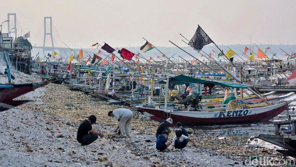 Menikmati Akhir Pekan di Pantai Kenjeran