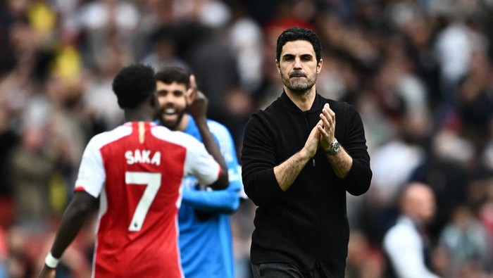 Soccer Football - Premier League - Arsenal v AFC Bournemouth - Emirates Stadium, London, Britain - May 4, 2024 Arsenal manager Mikel Arteta celebrates after the match REUTERS/Dylan Martinez NO USE WITH UNAUTHORIZED AUDIO, VIDEO, DATA, FIXTURE LISTS, CLUB/LEAGUE LOGOS OR LIVE SERVICES. ONLINE IN-MATCH USE LIMITED TO 45 IMAGES, NO VIDEO EMULATION. NO USE IN BETTING, GAMES OR SINGLE CLUB/LEAGUE/PLAYER PUBLICATIONS.