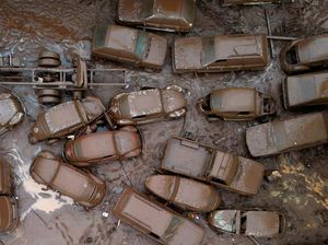 Mobil-mobil Jadi Korban Dahsyatnya Banjir di Brasil