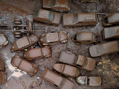 Mobil-mobil Jadi Korban Dahsyatnya Banjir di Brasil
