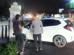 Mobil Tabrak Tugu di Puncak Bogor, 3 Orang Luka-luka