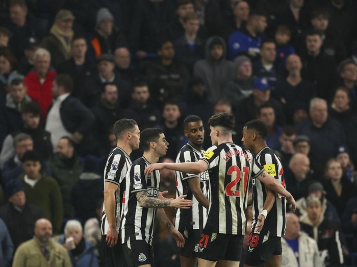 Newcastle's Alexander Isak celebrates with teammates after scoring his side's opening goal during the English Premier League soccer match between Chelsea and Newcastle at Stamford Bridge stadium in London, Monday, March 11, 2024. (AP Photo/Ian Walton)