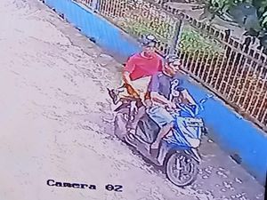 Naik Motor, 2 Pria Ini Nekat Curi Kambing di Siang Bolong Naik Motor, 2 Pria Ini Nekat Curi Kambing di Siang Bolong