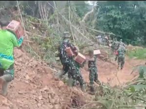 TNI Jalan Kaki 9 Km Bawa Bantuan untuk 3.000 Korban Longsor Terisolasi di Luwu TNI Jalan Kaki 9 Km Bawa Bantuan untuk 3.000 Korban Longsor Terisolasi di Luwu