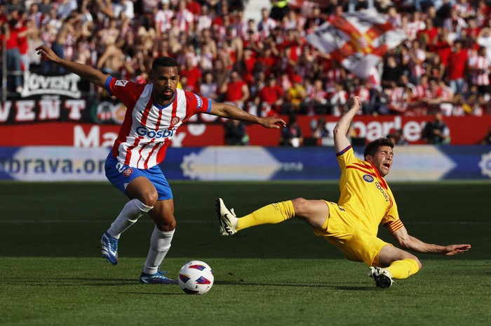 Potret Girona Cetak Sejarah Tembus Liga Champions untuk Pertama Kalinya Kemenangan atas Barcelona berarti luar biasa untuk Girona. Hasil yang mengantarkan tim Catalan itu menembus Liga Champions untuk pertama kalinya. Selamat!