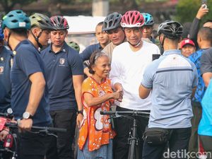 Momen Jokowi Diserbu Warga Saat Sepedaan di CFD Bundaran HI