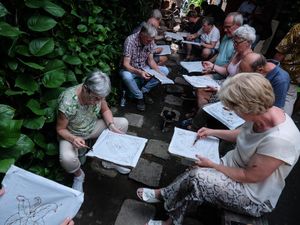 Potret Turis Asing Asyik Belajar Membatik di Solo Potret Turis Asing Asyik Belajar Membatik di Solo