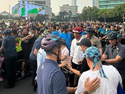 Jokowi Gowes di CFD Bundaran HI, Warga Ramai-ramai Minta Foto