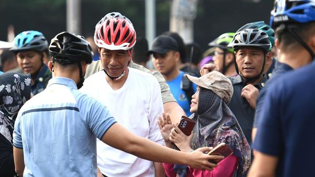 Presiden Joko Widodo (Jokowi) bersepeda saat hari bebas kendaraan atau car free day (CFD) di sekitar Bundaran HI, Jakarta pagi tadi (Kris - Biro Pers Sekretariat Presiden)