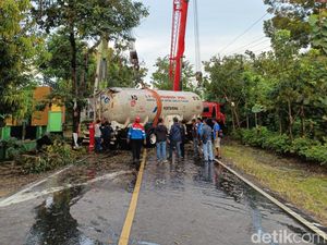 Evakuasi Truk Tangki LPG, Akses Bojonegoro-Ngawi Masih Ditutup