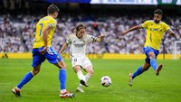 Sebab beberapa jam sebelum pertandingan Girona vs Barcelona, Luka Modric dkk sukses mengalahkan Cadiz 3-0 di Santiago Bernabeu. Hasil itu membuat mereka telah mengumpulkan 87 poin. 