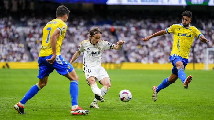 Real Madrid resmi menjadi juara Liga Spanyol 2023/24 usai Barcelona menelan kekalahan dari Girona di pekan ke-34. Poin tim asuhan Carlo Ancelotti takkan mampu dikejar para rival di empat laga sisa, Minggu (5/5/2024).