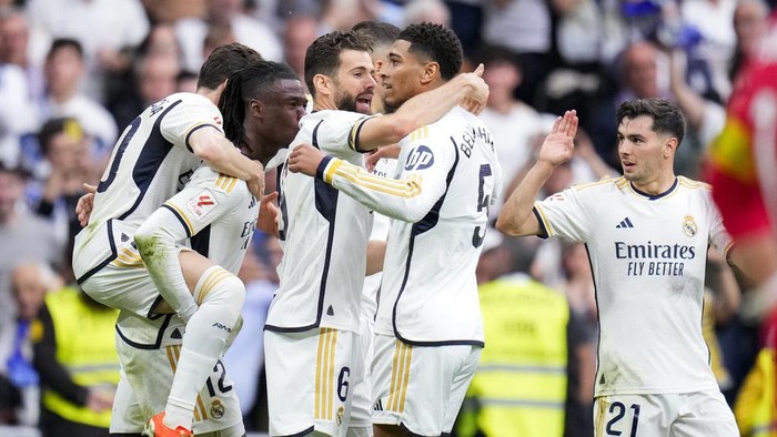 Real Madrid resmi menjadi juara Liga Spanyol 2023/24 usai Barcelona menelan kekalahan dari Girona di pekan ke-34. Poin tim asuhan Carlo Ancelotti takkan mampu dikejar para rival di empat laga sisa, Minggu (5/5/2024).