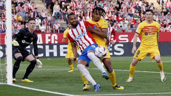 Soccer Football - LaLiga - Girona v FC Barcelona - Estadi Montilivi, Girona, Spain - May 4, 2024 Girona's Yangel Herrera in action with FC Barcelona's Jules Kounde REUTERS/Albert Gea