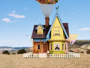 Pengin Tinggal di Rumah Terbang Ala Film Up? Bisa Coba di Penginapan Ini